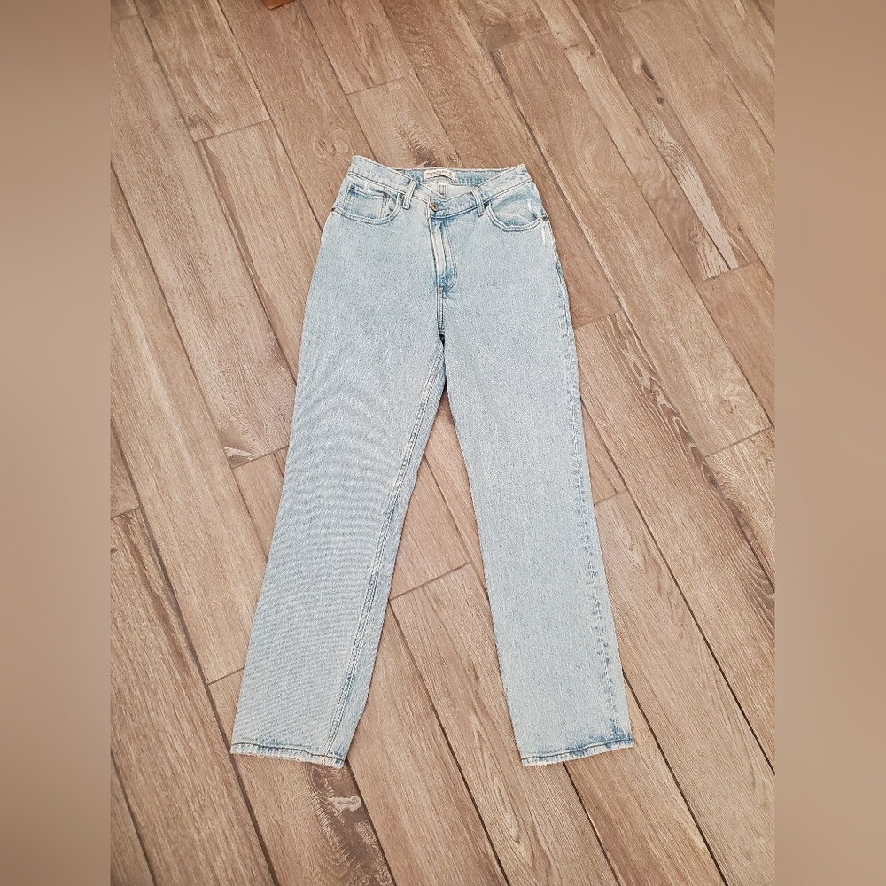 Abercrombie & Fitch distressed 90s straight ultra high rise mom jeans size 27/4